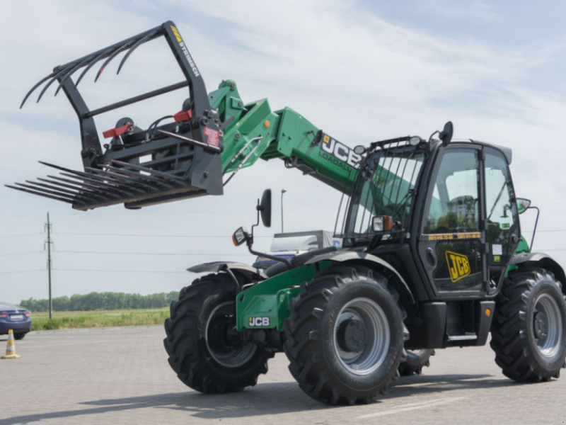 Погрузчик с телескопической стрелой. Стрела JCB 531-70. Стрела на JCB 531. Телескопический погрузчик JCB. Погрузчик с телескопической стрелой Amkodor t400-70.