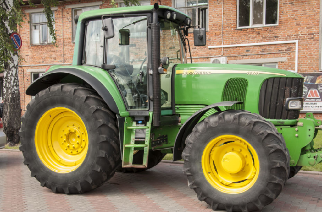 Oldtimer-Traktor of the type John Deere 6920, Neumaschine in Житомир (Picture 1)
