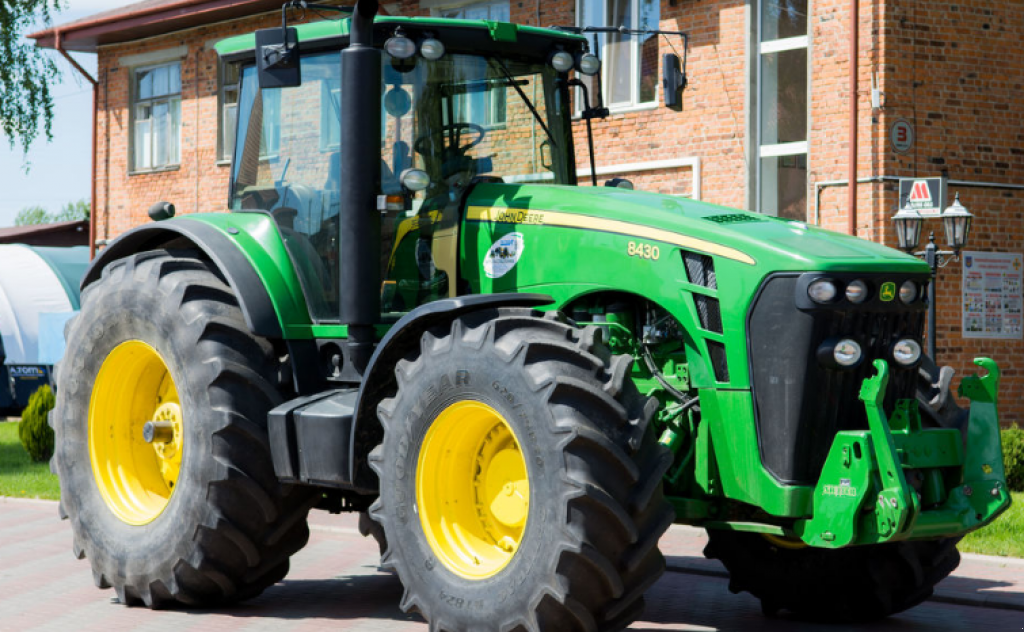 Oldtimer-Traktor of the type John Deere 8430, Neumaschine in Житомир (Picture 1)