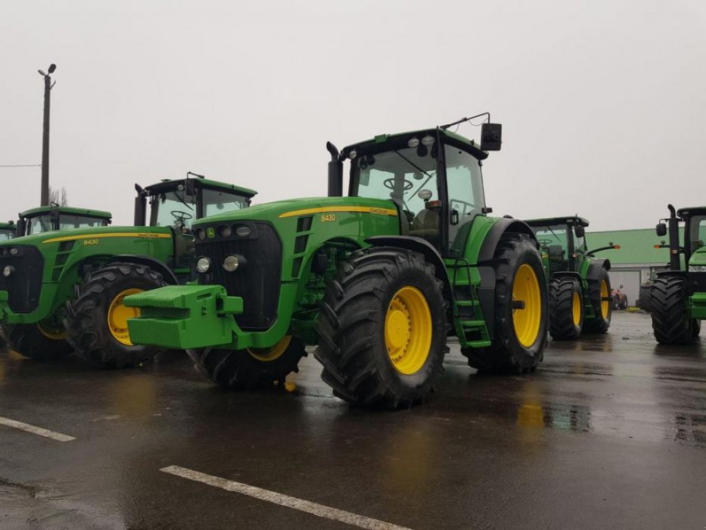 Oldtimer-Traktor van het type John Deere 8430, Neumaschine in Звенигородка (Foto 2)