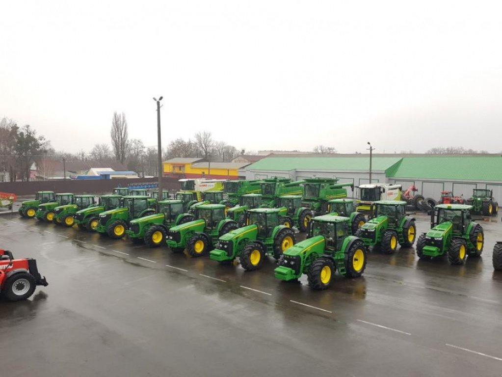 Oldtimer-Traktor van het type John Deere 8430, Neumaschine in Звенигородка (Foto 1)