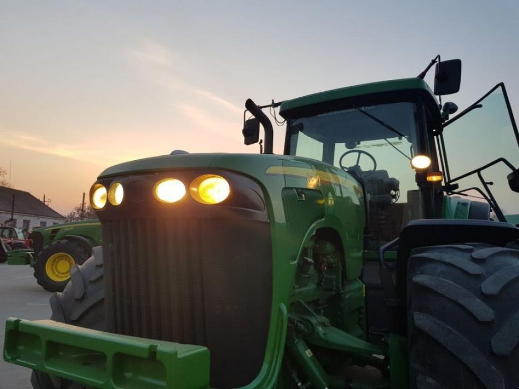 Oldtimer-Traktor van het type John Deere 8320, Neumaschine in Звенигородка (Foto 7)