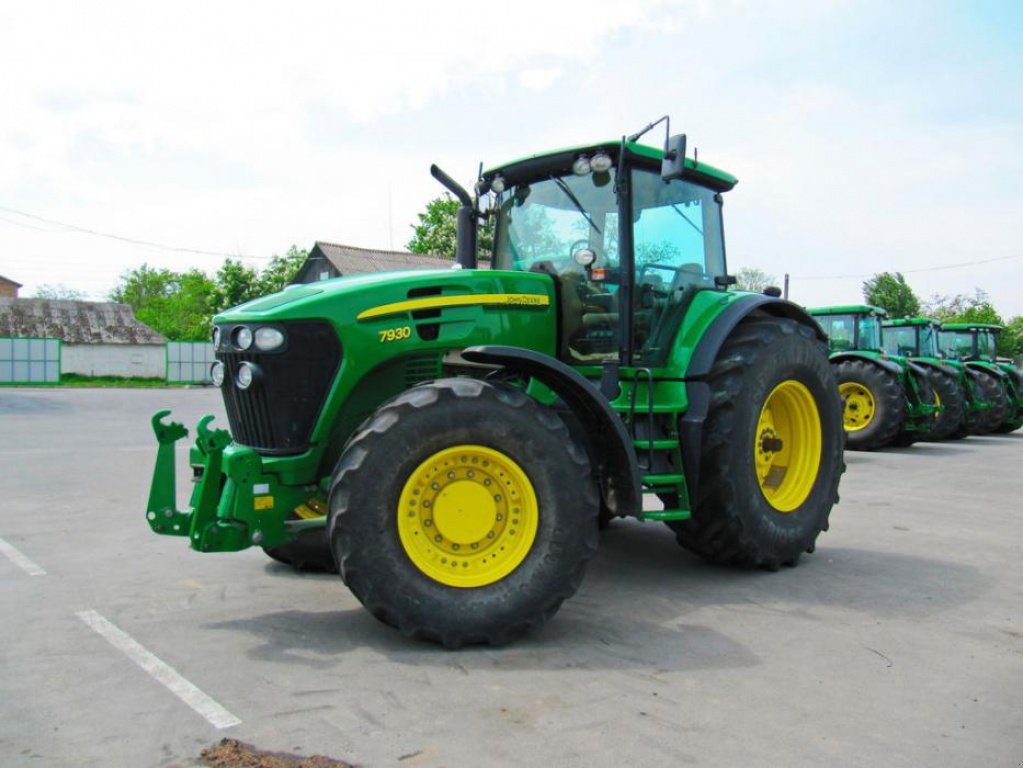 Oldtimer-Traktor of the type John Deere 7930, Neumaschine in Звенигородка (Picture 2)