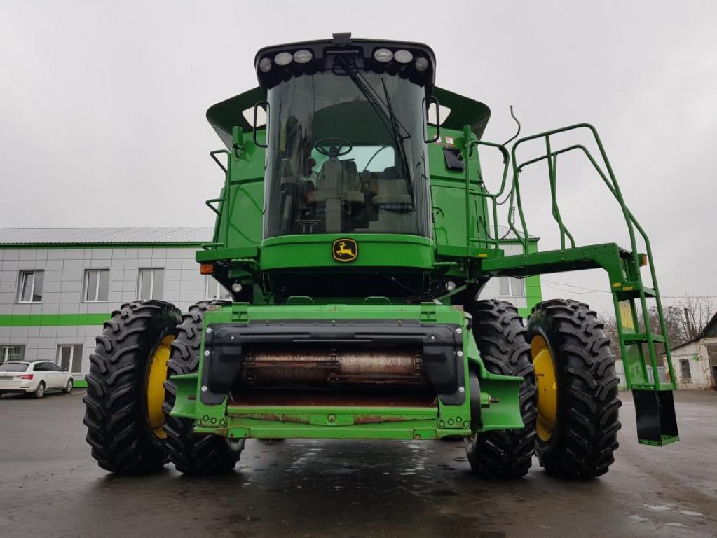 Oldtimer-Mähdrescher of the type John Deere 9770 STS, Neumaschine in Звенигородка (Picture 2)