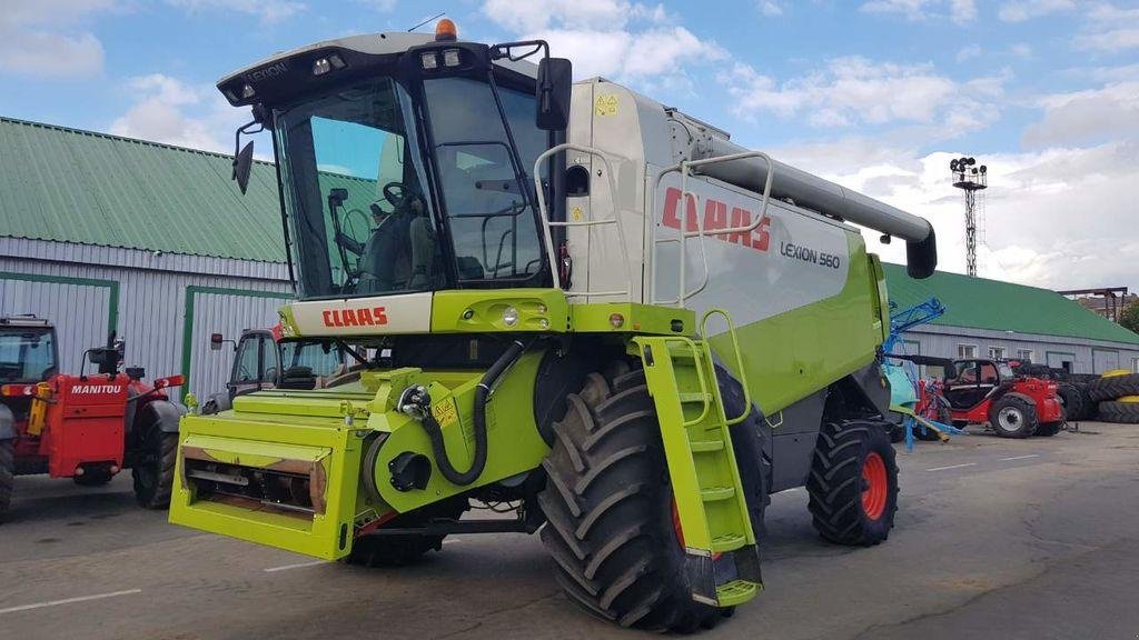 Oldtimer-Mähdrescher of the type CLAAS Lexion 560, Neumaschine in Звенигородка (Picture 1)