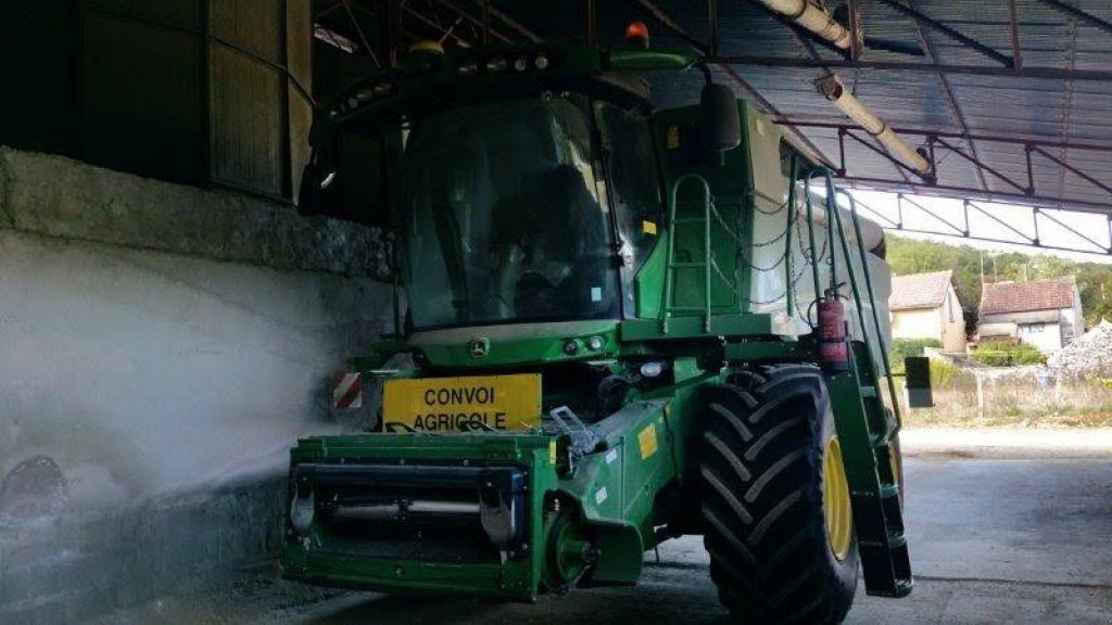 Oldtimer-Mähdrescher of the type John Deere S660i, Neumaschine in Звенигородка (Picture 1)