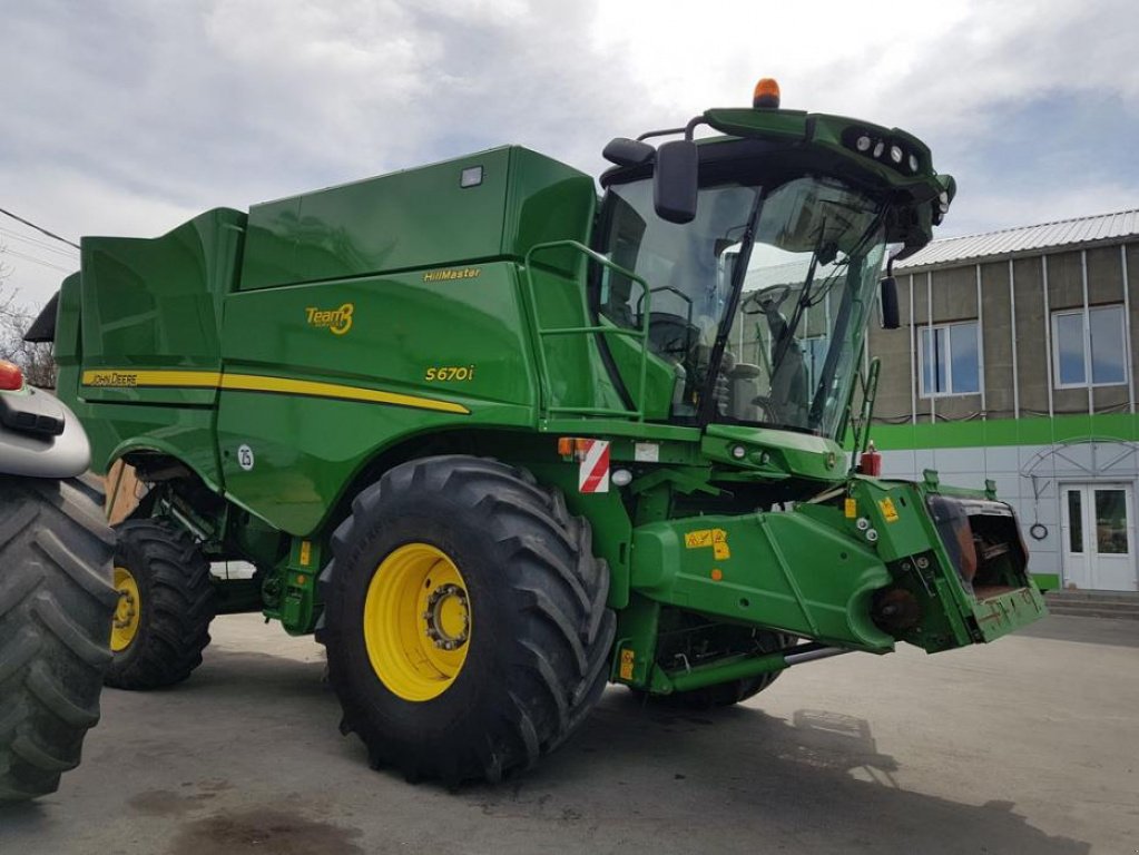 Oldtimer-Mähdrescher of the type John Deere S670і, Neumaschine in Звенигородка (Picture 2)