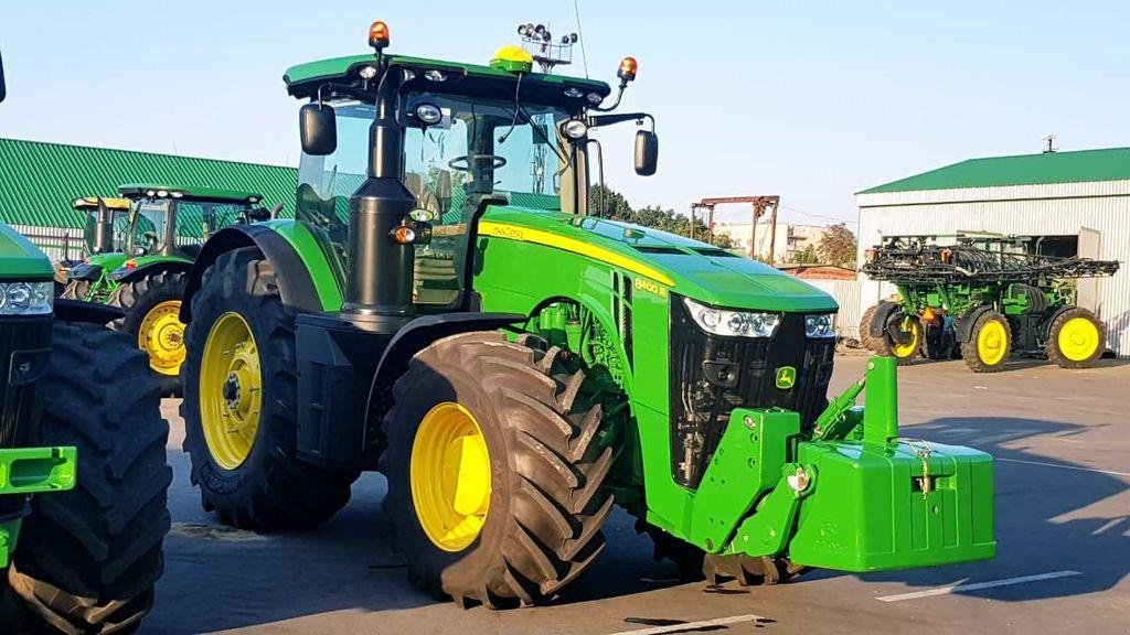 Oldtimer-Traktor del tipo John Deere 8400R, Neumaschine In Звенигородка (Immagine 1)