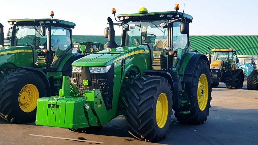 Oldtimer-Traktor del tipo John Deere 8400R, Neumaschine In Звенигородка (Immagine 5)