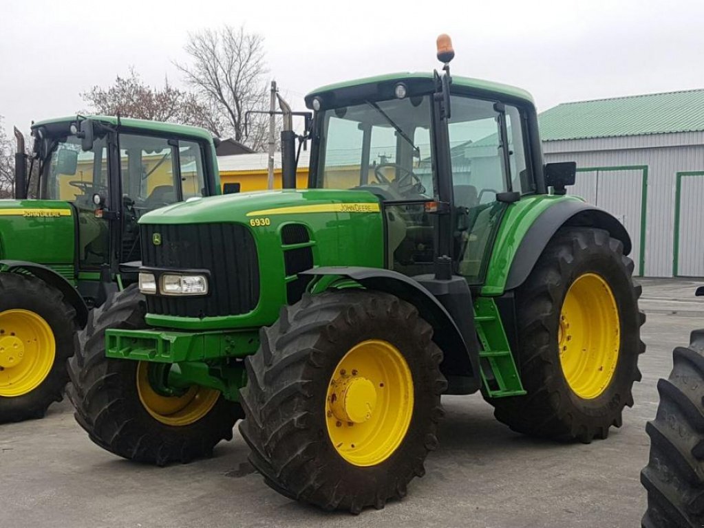 Oldtimer-Traktor van het type John Deere 6930, Neumaschine in Звенигородка (Foto 1)