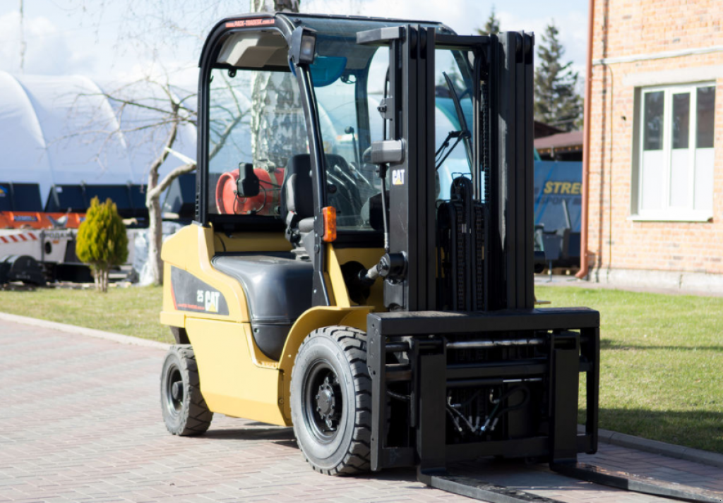 Gabelstapler del tipo Caterpillar GP25N,  en Житомир (Imagen 1)