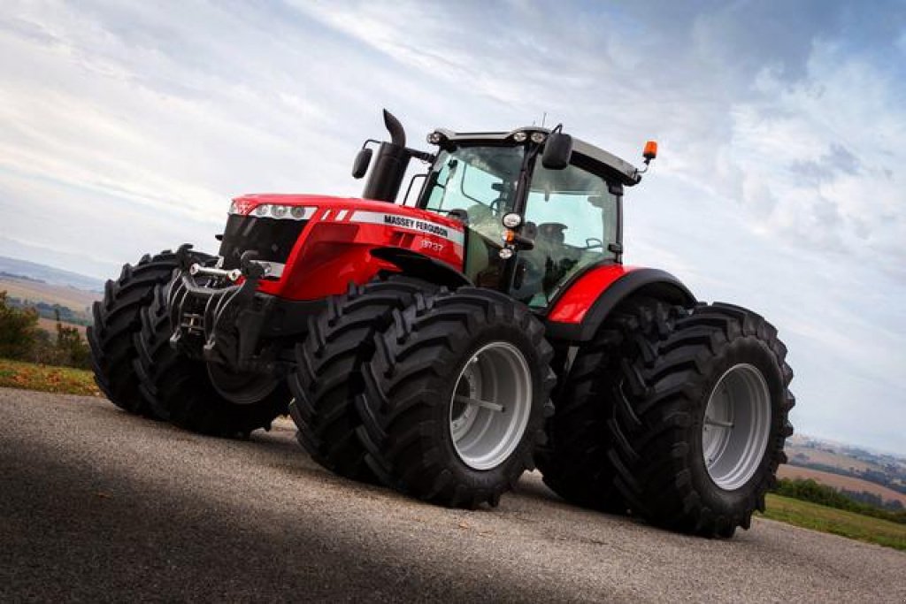 Oldtimer-Traktor του τύπου Massey Ferguson 8737,  σε Луцьк (Φωτογραφία 1)