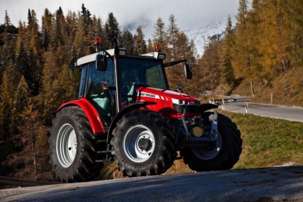 Oldtimer-Traktor des Typs Massey Ferguson 5450, Neumaschine in Луцьк (Bild 1)