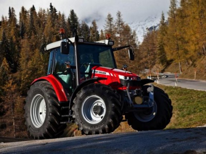 Oldtimer-Traktor του τύπου Massey Ferguson 5450, Neumaschine σε Луцьк (Φωτογραφία 1)