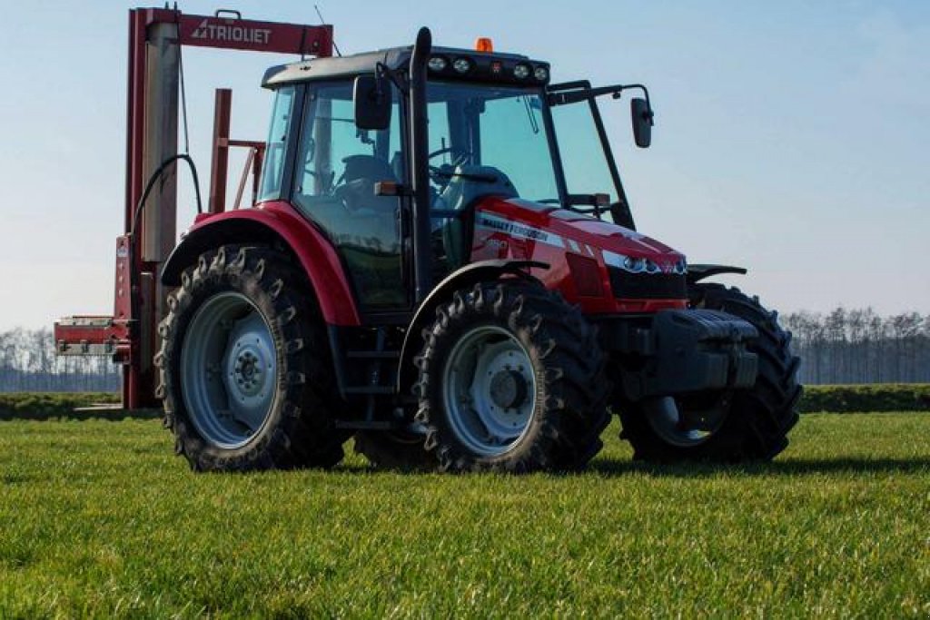 Oldtimer-Traktor Türe ait Massey Ferguson 5450, Neumaschine içinde Луцьк (resim 4)