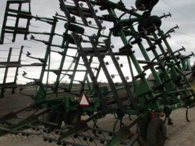 Продам культиватор бу. Культиватор Джон Дир 980. Культиватор John Deere 980 field Cultivator. Площадка с сельхозтехникой.