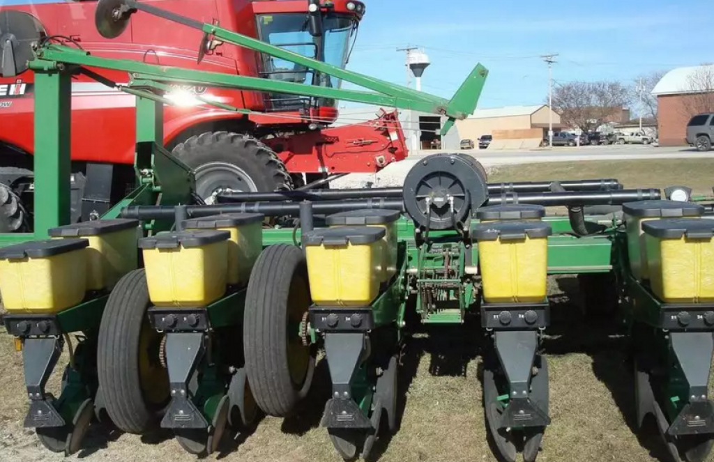 Gareeggenfelder van het type John Deere 7200,  in Київ (Foto 2)