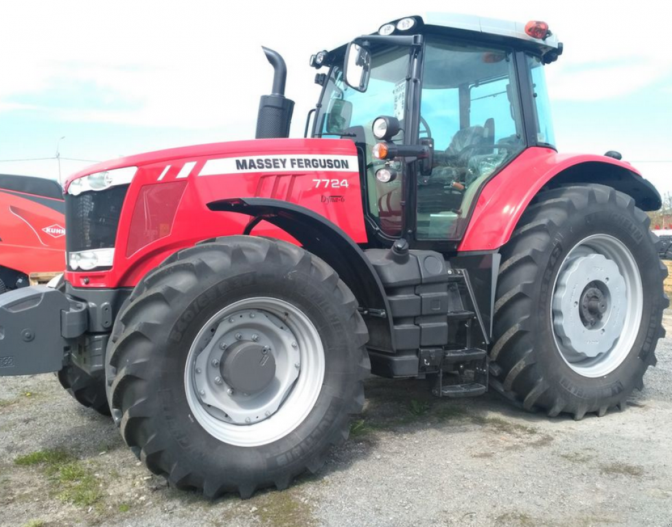 Oldtimer-Traktor του τύπου Massey Ferguson 7724,  σε Київ (Φωτογραφία 1)