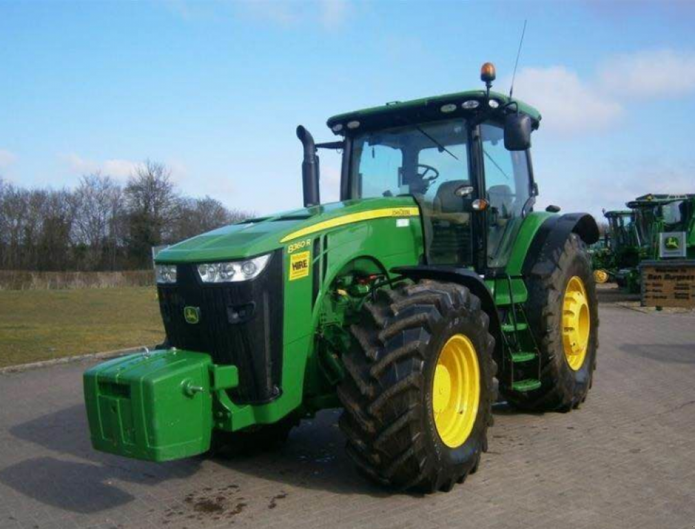 Oldtimer-Traktor des Typs John Deere 8360R,  in Київ (Bild 1)