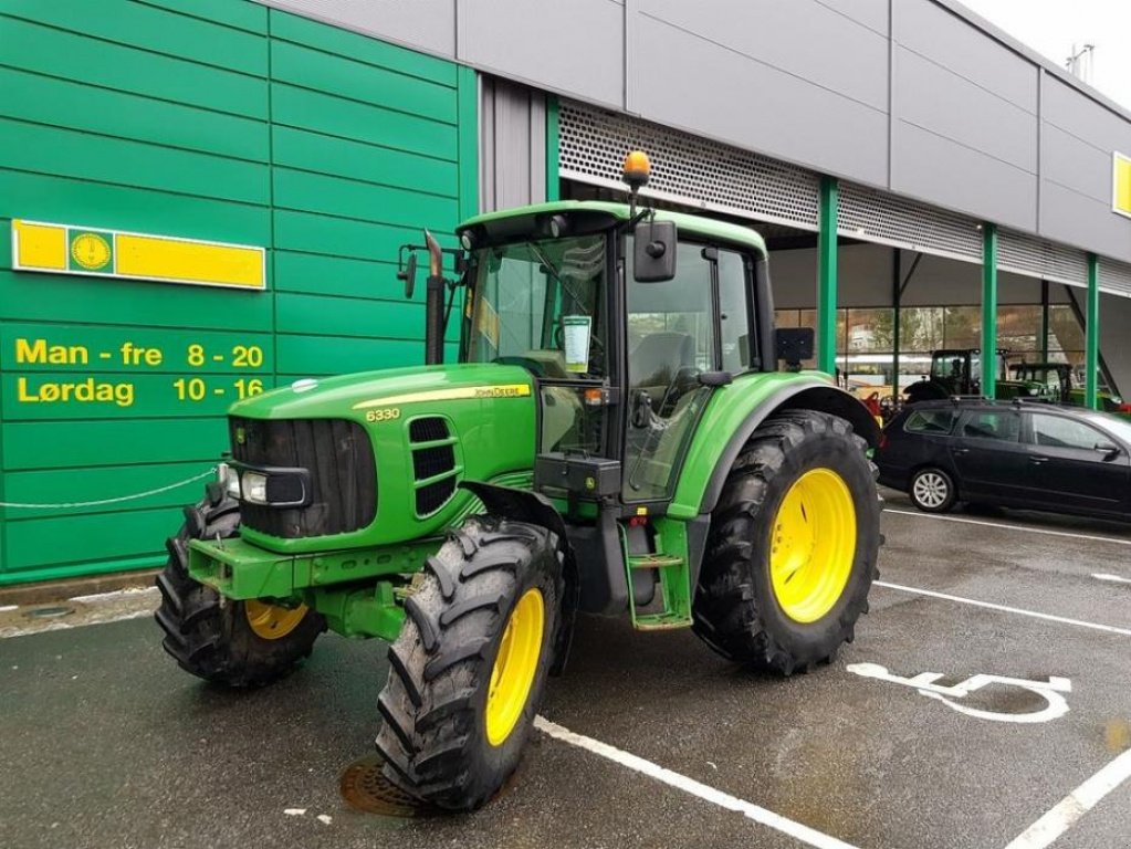 Oldtimer-Traktor del tipo John Deere 6330, Neumaschine en Золочів (Imagen 4)