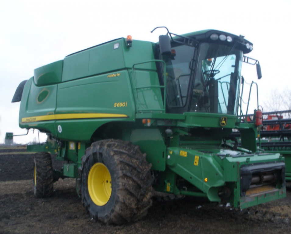 Oldtimer-Mähdrescher of the type John Deere S690, Neumaschine in Теребовля (Picture 9)