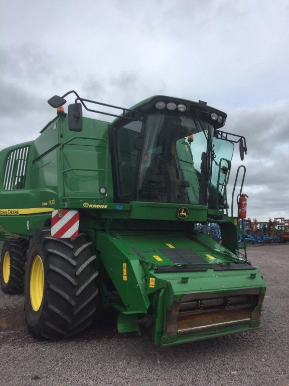 Oldtimer-Mähdrescher of the type John Deere T670i, Neumaschine in Володарка (Picture 4)