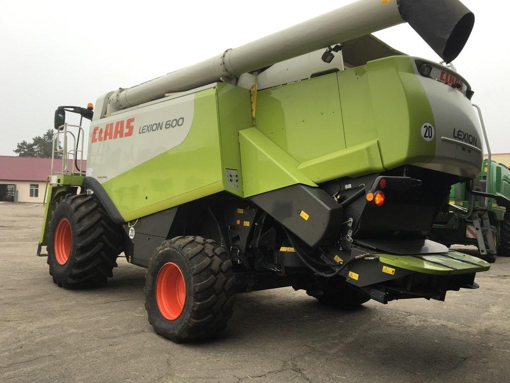 Oldtimer-Mähdrescher des Typs CLAAS Lexion 600, Neumaschine in Володарка (Bild 6)