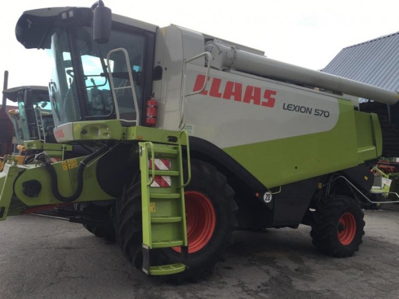 Oldtimer-Mähdrescher of the type CLAAS Lexion 570, Neumaschine in Володарка