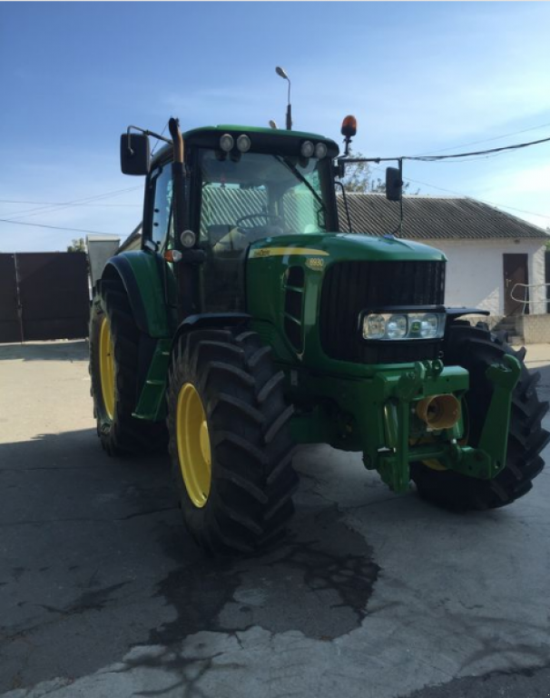 Oldtimer-Traktor van het type John Deere 6930, Neumaschine in Звенигородка (Foto 3)