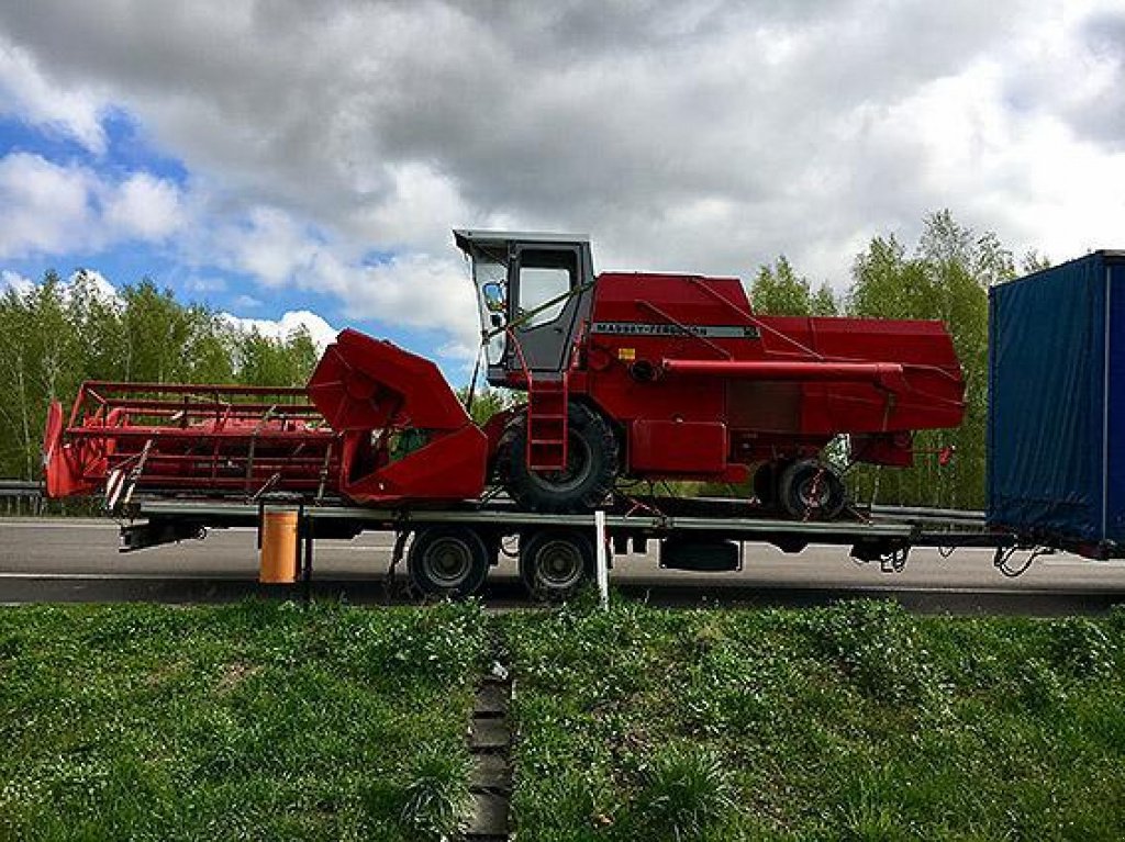 Oldtimer-Mähdrescher of the type Massey Ferguson 16, Neumaschine in Рівне (Picture 3)