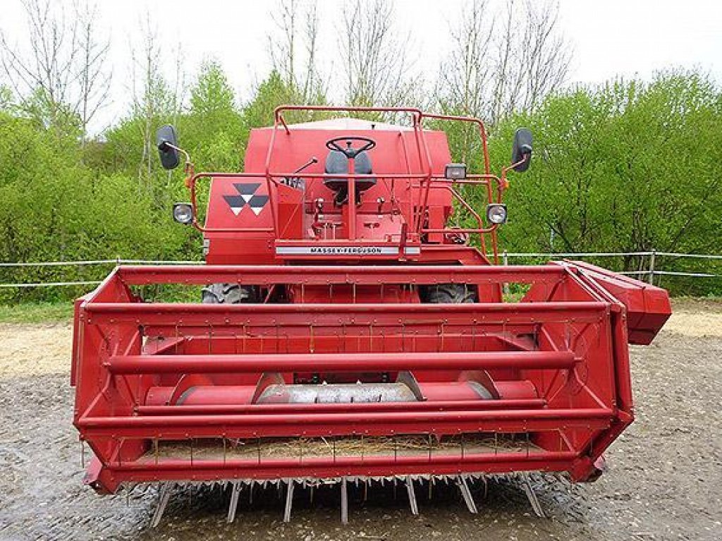 Oldtimer-Mähdrescher van het type Massey Ferguson 16, Neumaschine in Рівне (Foto 1)