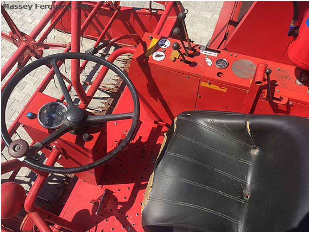 Oldtimer-Mähdrescher van het type Massey Ferguson 240, Neumaschine in Рівне (Foto 3)