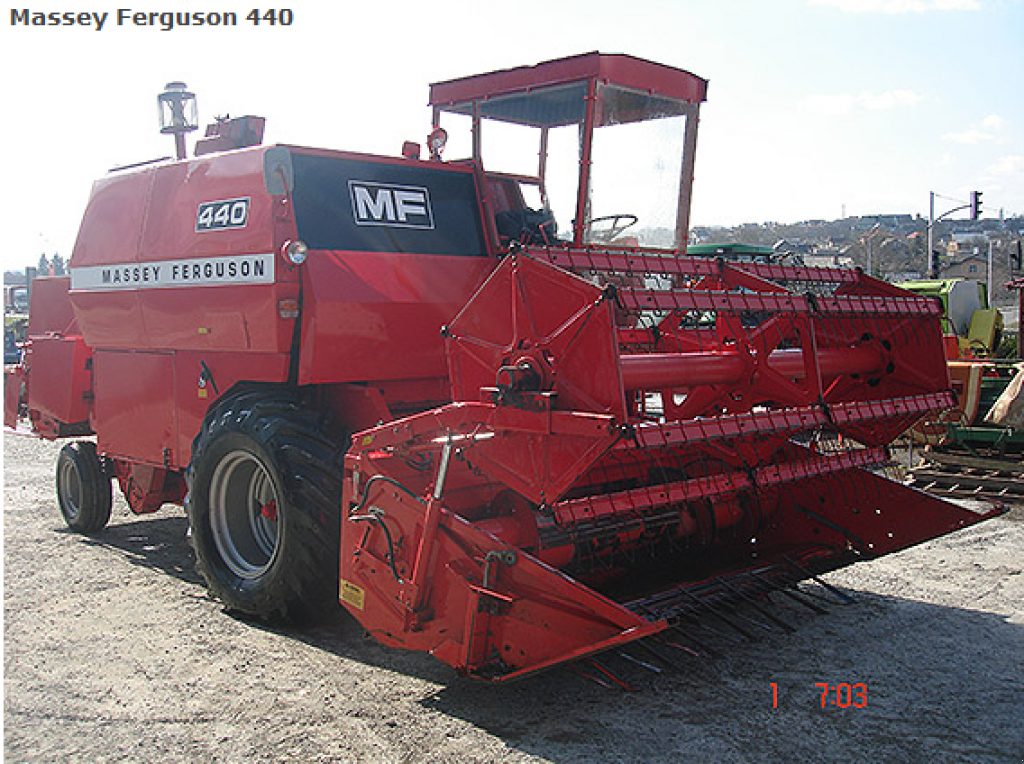 Oldtimer-Mähdrescher of the type Massey Ferguson 440, Neumaschine in Рівне (Picture 2)