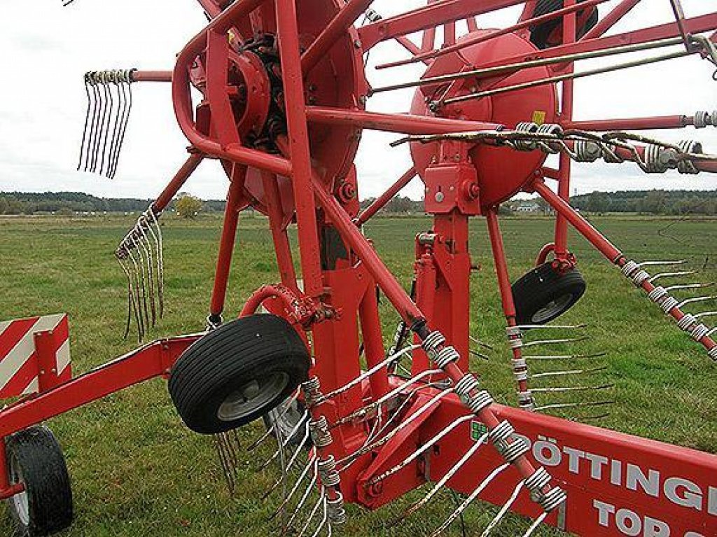 Schwader van het type Pöttinger TOP 66 A,  in Рівне (Foto 8)