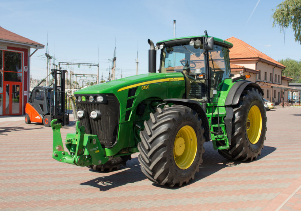 Oldtimer-Traktor van het type John Deere 8530,  in Луцьк (Foto 1)