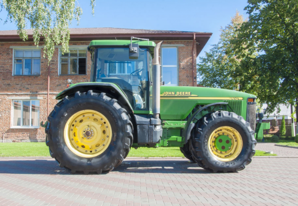 Oldtimer-Traktor of the type John Deere 8410, Neumaschine in Луцьк (Picture 5)