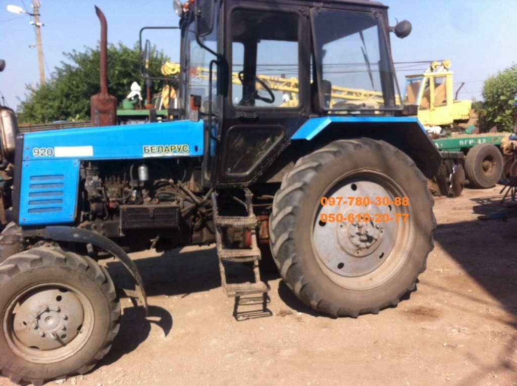 Oldtimer-Traktor van het type Belarus Беларус-920, Neumaschine in Дніпропетровськ (Foto 1)