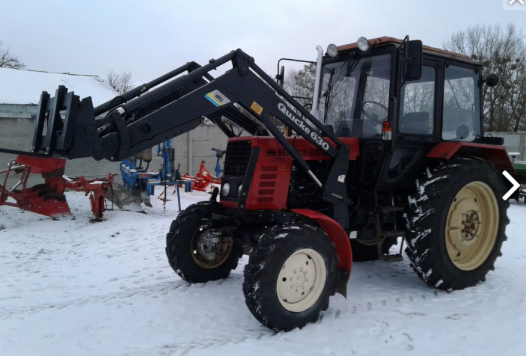 Oldtimer-Traktor van het type Belarus Беларус-820, Neumaschine in Стара Вижівка (Foto 1)