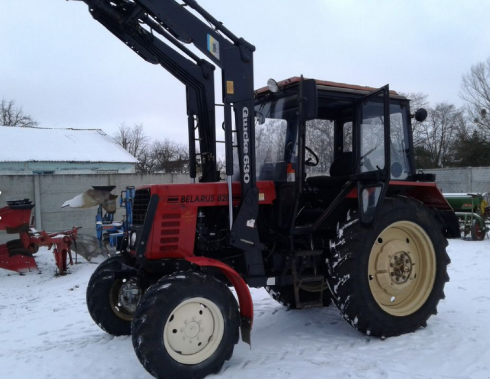 Oldtimer-Traktor van het type Belarus Беларус-820, Neumaschine in Стара Вижівка (Foto 8)