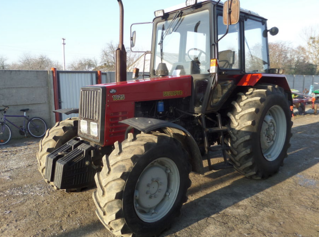 Oldtimer-Traktor del tipo Belarus Беларус-1025, Neumaschine en Стара Вижівка (Imagen 7)