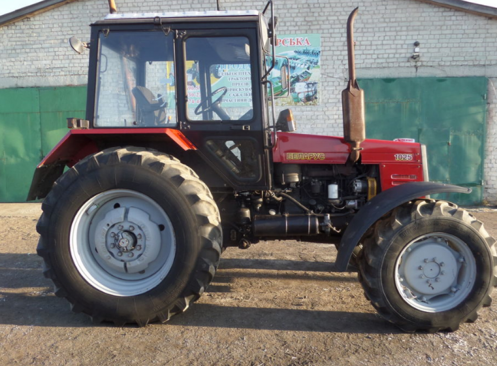 Oldtimer-Traktor van het type Belarus Беларус-1025, Neumaschine in Стара Вижівка (Foto 2)