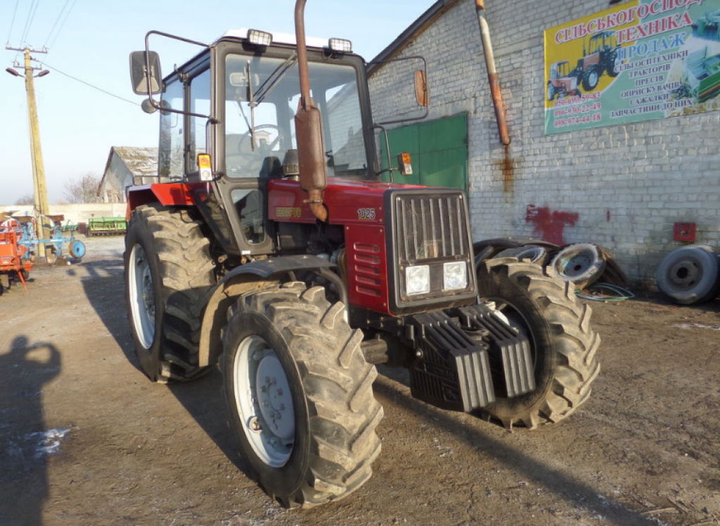 Oldtimer-Traktor van het type Belarus Беларус-1025, Neumaschine in Стара Вижівка (Foto 8)