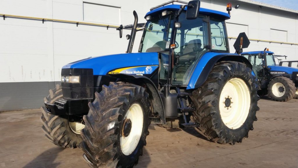 Oldtimer-Traktor του τύπου New Holland TM 140, Neumaschine σε Житомир (Φωτογραφία 1)