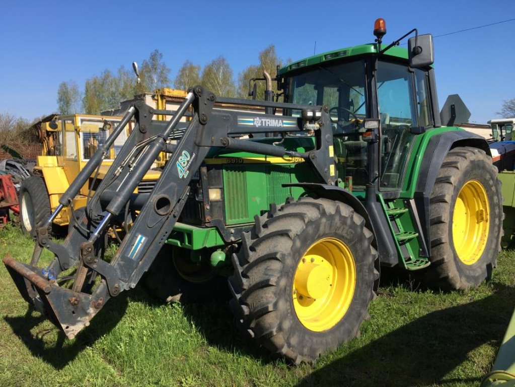 Oldtimer-Traktor van het type John Deere 6910 TLS, Neumaschine in Ковель (Foto 1)