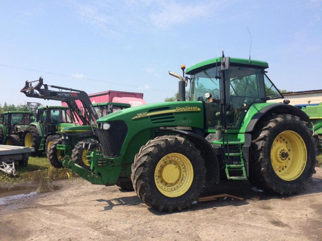 Oldtimer-Traktor des Typs John Deere 7820, Neumaschine in Ковель (Bild 5)