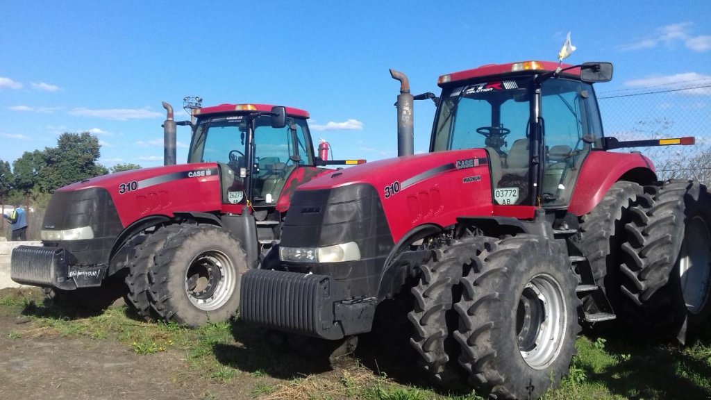 Oldtimer-Traktor del tipo Case IH Magnum 310, Neumaschine en Ободівка (Imagen 1)