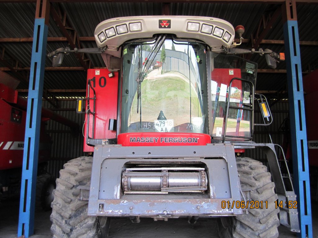 Oldtimer-Mähdrescher du type Massey Ferguson 9690, Neumaschine en Бориспіль (Photo 2)