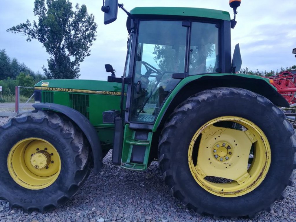 Oldtimer-Traktor Türe ait John Deere 6400, Neumaschine içinde Белз (resim 3)