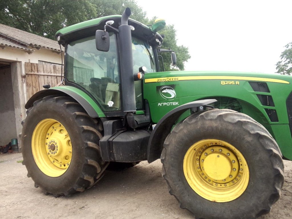 Oldtimer-Traktor of the type John Deere 8295R, Neumaschine in Не обрано (Picture 1)