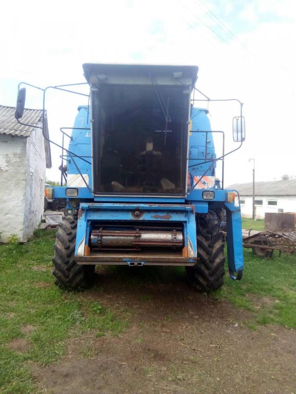 Oldtimer-Mähdrescher του τύπου New Holland Bizon Z-110,  σε Стеблів (Φωτογραφία 1)